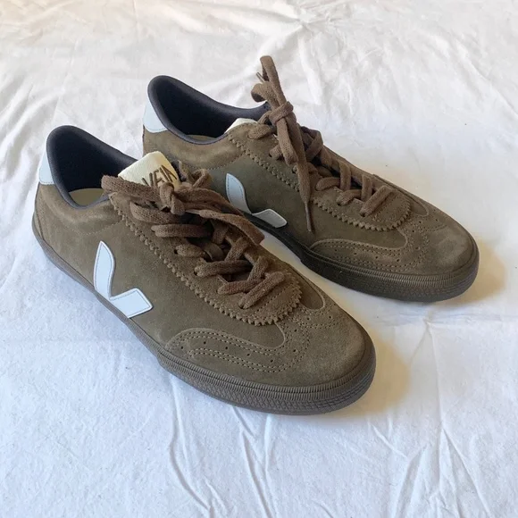 VEJA Volley Suede Sneakers in Eagle Swan 10 NEW